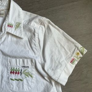 White Garden-themed Embroidered Blouse Small/Petite